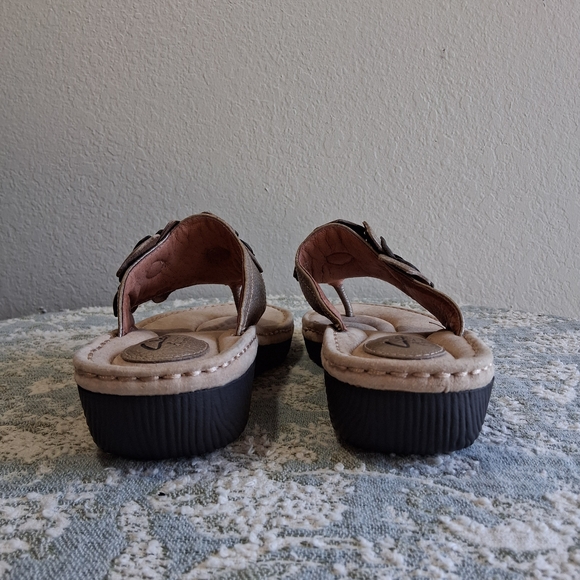 Clarks Artisan Floral Leather Wedge l Sandals Sz.8.5 Taupe Comfort Boho FP - Picture 8 of 17